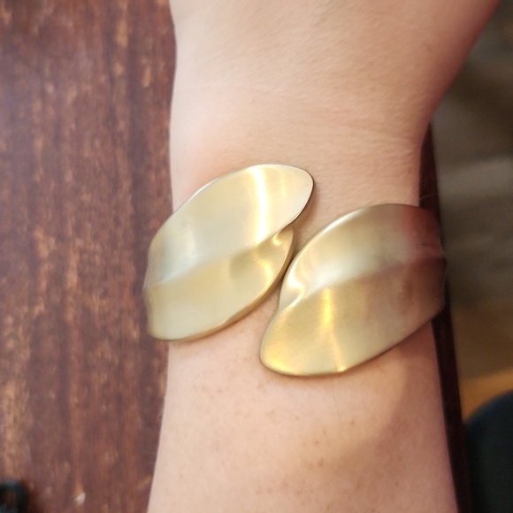 3+ for 5$ each gold bracelet - Picture 1 of 3